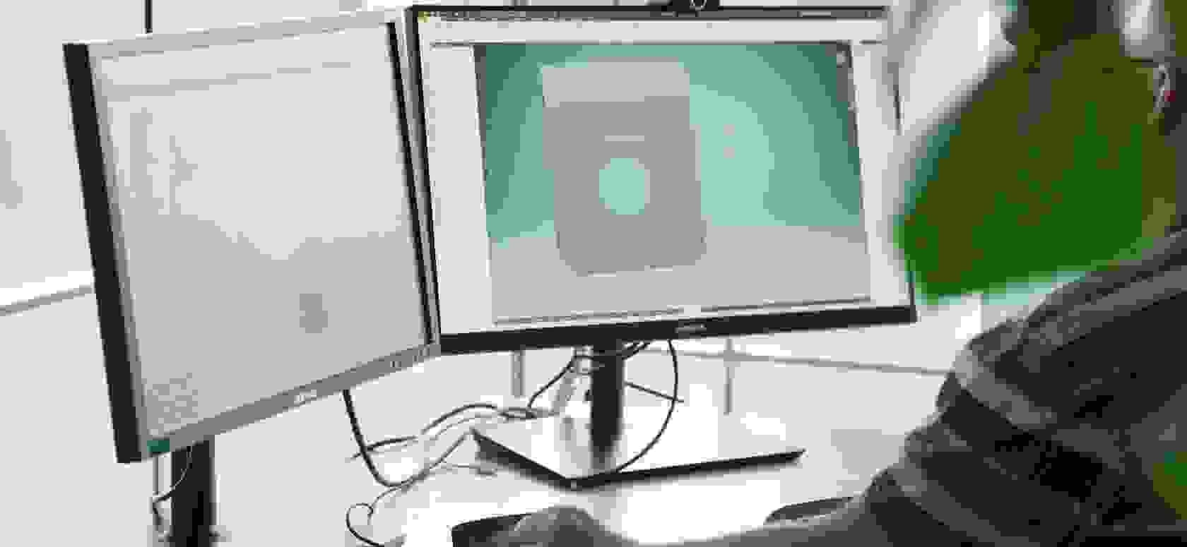 Ingeniør arbejder på computer