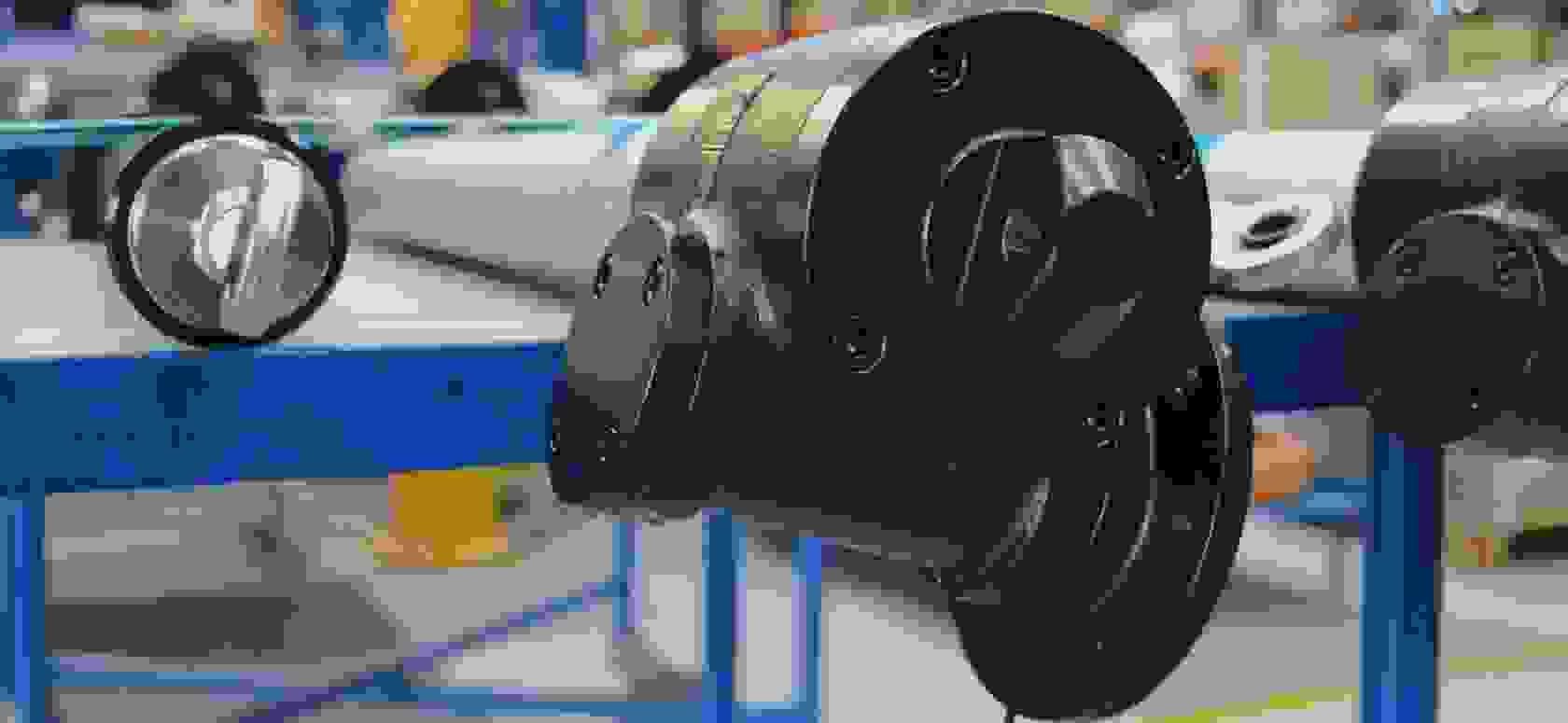 Lineære aktuatorer på et bord på en fabrik